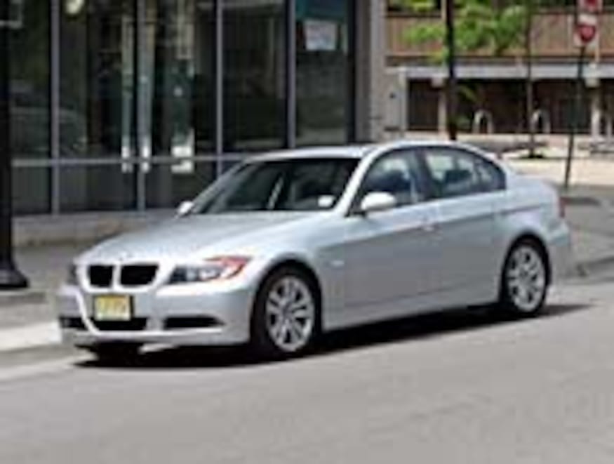 0507_Bmw_325i 2006_BMW_325i Driver_Side_Front_View