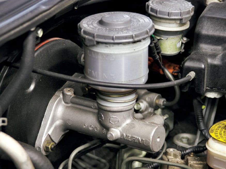 htup_0807_12_z+honda_brake_bleeding_tutorial_pictures+brake_master_cylinder
