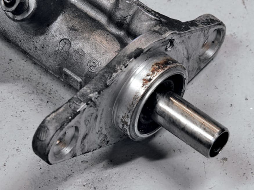 htup_0807_04_z+honda_brake_bleeding_tutorial_pictures+busted_master_cylinder_piston