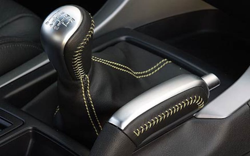 112_0312_Road_Test_2004_Pontiac_GTO_2bz 2004_Pontiac_GTO Interior_View_Shifter