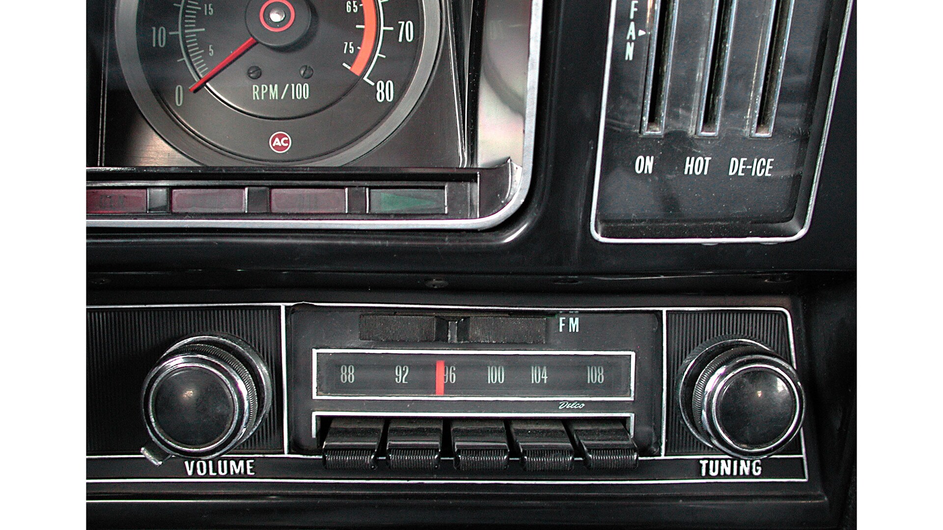 183 1969 Camaro U69 AM FM pushbutton radio