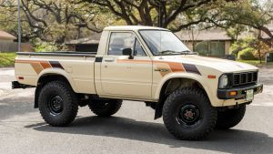 Lee más sobre el artículo Beyond Perfect 1983 Toyota Pickup es una máquina de fantasía 4×4 lista para franela