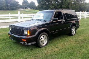 Lee más sobre el artículo El raro tifón de GMC de 1992 se vende en la subasta de Barrett-Jackson, nos hace babear