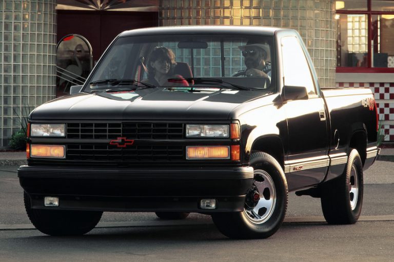 Lee más sobre el artículo El Chevrolet 454 SS de 1990–1993 es un boleto barato para la diversión de agotamiento Smoky