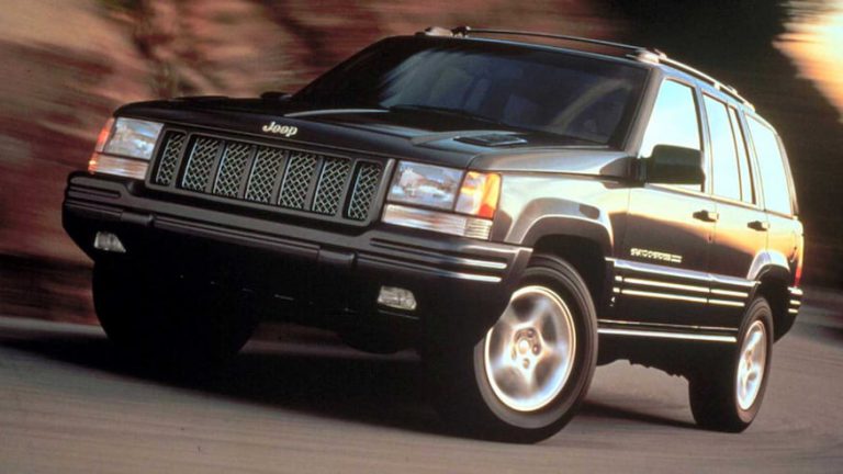 Lee más sobre el artículo El Jeep Grand Cherokee Limited 5.9 de 1998 fue el tiro de advertencia para la locura moderna del infierno