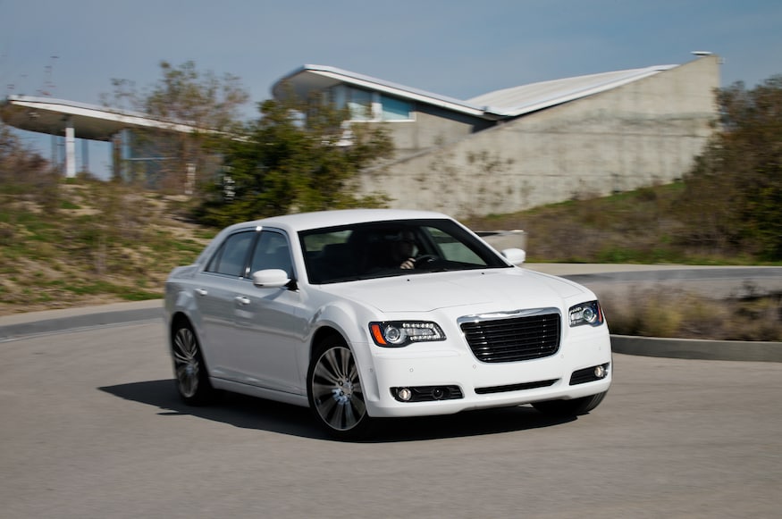 2013-Chrysler-300S-front-end-turn