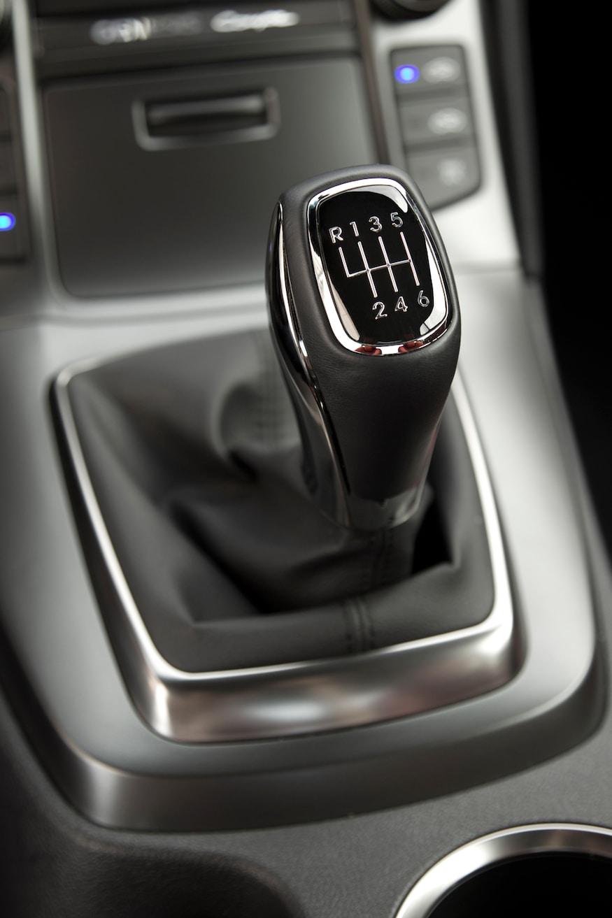 2013-Hyundai-Genesis-R-Spec-Coupe-gear-shifter