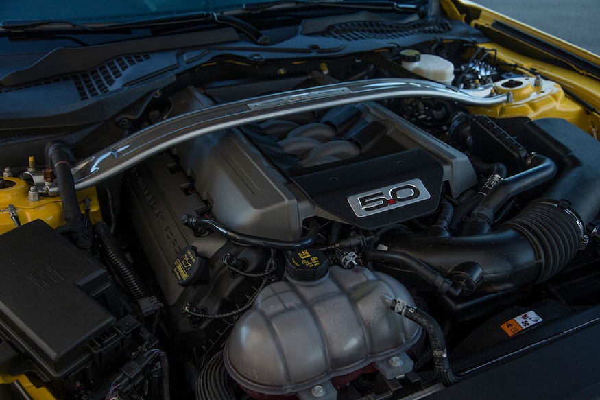 2015 Ford Mustang GT engine cover 02