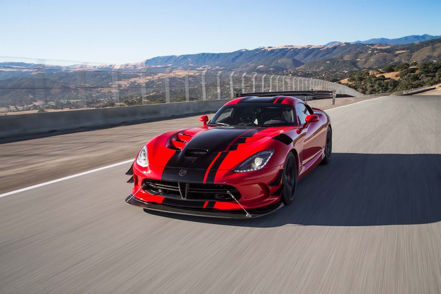 2016 Dodge Viper ACR front three quarter in motion 02