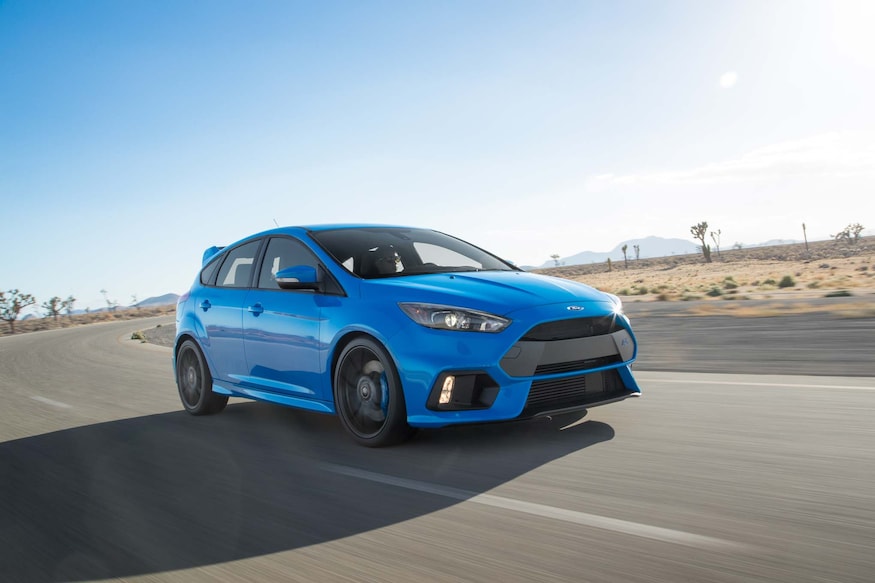 2016 Ford Focus RS front three quarter in motion 02