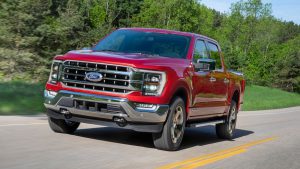 Lee más sobre el artículo 2021 Ford F-150 PowerBoost Hybrid obtiene mejor MPG que Chevy alimentado con gas, RAM