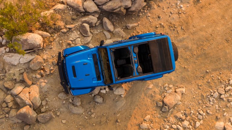 Lee más sobre el artículo 2021 Jeep Wrangler obtiene nuevos colores de pintura, como el azul Hydro de Ram 1500 TRX