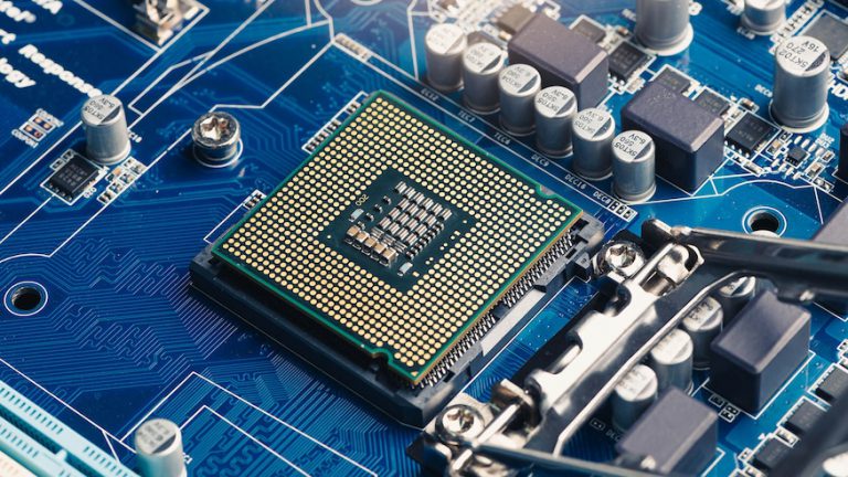 Lee más sobre el artículo Lo que sucedió con la escasez de chips de semiconductores, y cómo y cuándo surgirá la industria automotriz