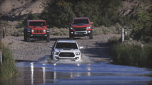 MotorTrend presenta Mojave Road: tres camionetas preparadas para senderos contra el desierto